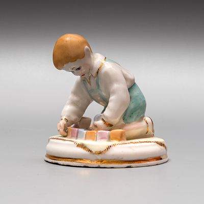 Фигура &laquo;Мальчик с кубиками&raquo;. СССР, 1946-1954-е годы. 
Киевский экспериментальный 