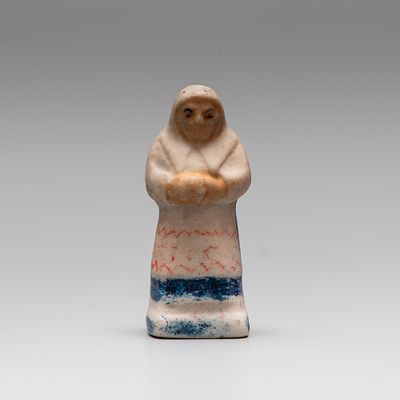 Фигурка женщины в платке. Дмитровская ф-ка, 1929 год, 
Бисквит, роспись. 
Высота: 4,3см. 
