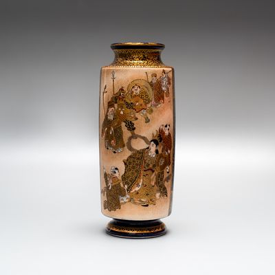 Ваза &laquo;Семь богов счастья&raquo; (Ситифукудзин). Япония, около 1910 года. 
Фарфор, роспись эмалями 