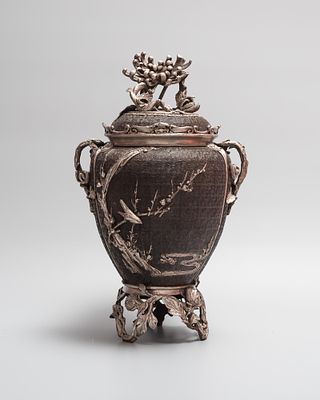 Ваза с хризантемой. Япония, конец XIX века (период Мэйдзи, 1868-1912). 
Бронза, серебро; литье 