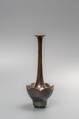 Ваза в виде цветка. Мастер: Акасофу Г&euml;ко. 
Япония, 1910-1920-е годы. 
Бронза, лить&euml; 