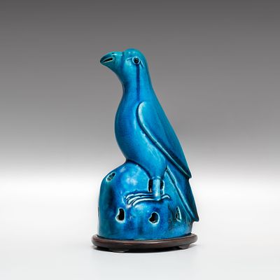 Скульптура "Попугай на скале". Китай, 1920-1930-е годы. 
Фарфор, формовка, глазурь. 
Высота: 19 
