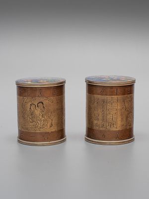 Шкатулки парные с эмалью и гравированными изображениями жанровых сцен и иероглифического текста. 