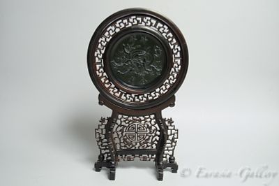 Настольное украшение из камня с изображением карпов. Китай, 20 век. 
Поделочный камень, резьба 