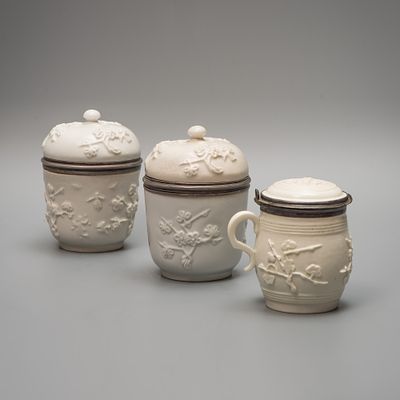 Набор из тр&euml;х фарфоровых предметов в стиле шинуазри. Западная Европа, 1740-1760-е годы. 
Фарфор 