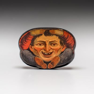 Коробочка-карикатура. Европа, 19 век. 
Папье-маше, живопись, лак. 
Длина: 7,5 см. 
