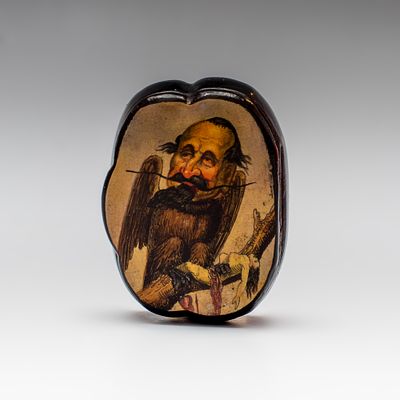 Коробочка. Европа, 19 век. 
Папье-маше, живопись, лак. 
Размеры: 5,5х4х2 см. 
