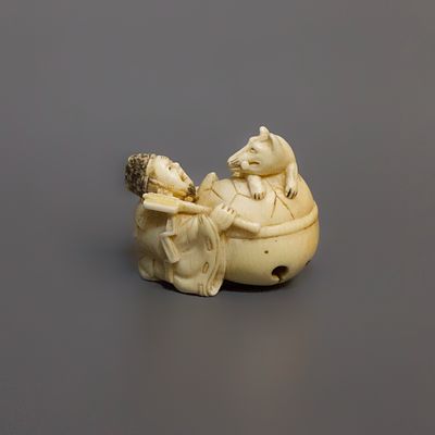 Нэцкэ &laquo;Кицунэ, охраняющая звёздный шар&raquo;. Мастер: Косен. 
Япония, середина 19 века. 
Кость 