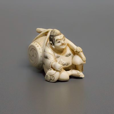 Нэцкэ &laquo;Бог счастья Эбису&raquo;. Япония, 19 век. 
Кость, резьба. 
Высота: 3 см. 
