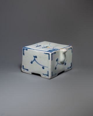 Капельница для туши. Корея, начало 21 века. 
Мастерские Ичхон. 
Фарфор, глазурь, подглазурная 