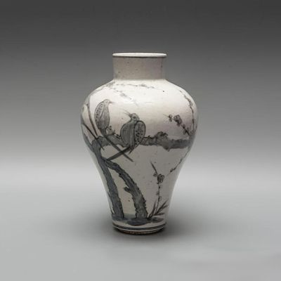Ваза &laquo;Птицы и цветущая слива&raquo;. Корея, династия Чосон (1392-1897), XIX век. 
Фарфор, глазурь 