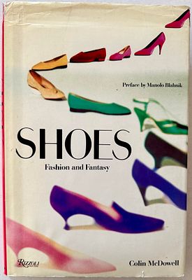 📚 נעליים: אופנה ודמיון
/ קולין מקדוול – הקדמה מאת מנולו בלאניק, הוצאת Rizzoli ניו יורק, 1989
. ס 