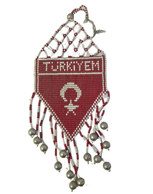 קמע חרוזים טורקי אתני - דגם מגן "TURKIYEH" עם עיטורי פעמונים. פריט אתני ייחודי בעבודת יד, עשוי 