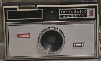 מצלמת Kodak Instamatic 100 - מצלמת פילם וינטג' מקורית | אייקון צילום משנות ה־60. מצלמת פילם 