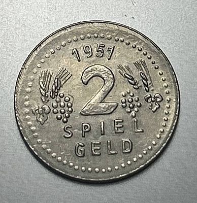 נדיר ולא מצוי.אסימון משחק גרמני ישן משנת 1951,שעליו כתוב "SPIEL GELD" (כסף משחק). במצב UNC!