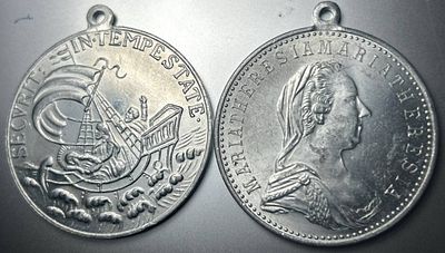 זוג תליוני אופנה / רפליקה היסטוריים (מתכת קלה). סגנון ונושא: 
תליון מריה תרזה: דמוי טאלר אוסטרי 