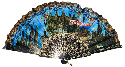 מניפה דקורטיבית "Souvenir Barcelona", מעוטרת באיורי אתרי העיר ברצלונה, בהם כנסיית לה סגרדה 