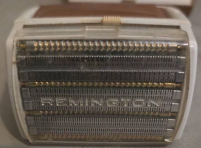 נדיר. מכונת גילוח וינטג' REMINGTON 25 - מקורית בקופסה הקשיחה | פריט אספנות אמריקאי קלאסי משנות ה-60