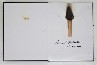 Bernard Aubertin (1934-2015). "Dessin de feu", fiammiferi bruciati su libro, cm 30.5x45, firma 