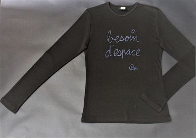 Ben Vautier (1935). "Besoin d'espace", serigrafia su t-shirt, cm 68.5x100, firma, realizzata in 