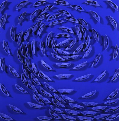 Riccardo Gusmaroli “Vortice blu” 2026 - Riccardo Gusmaroli (1963)“Vortice blu” 2026Barche di carta 