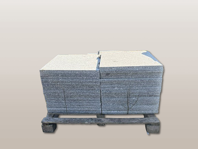 Granito Cinza Transmontano. Palete com diversas placas de Granito Cinza Transmontano com 3cm de 