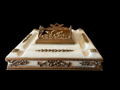 Inkwell. White marble table inkwell.
With bronze details.
Sec. XIX
Signs of use