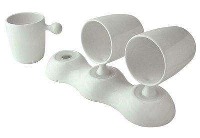 Objetos de Cozinha. Conjunto composto por 3 unidades de canecas em cerâmica branca com suporte