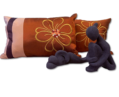 Objetos de Decoração. Conjunto composto por 2 unidades de almofadas decorativas em seda natural