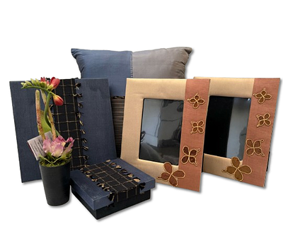 Objetos de Decoração. Conjunto composto por 1 unidade de almofada decorativa em seda natural com