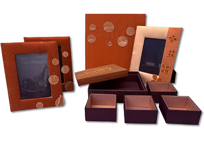 Objetos de decoração. Conjunto composto por 1 unidade de quadro de em seda natural para fixação