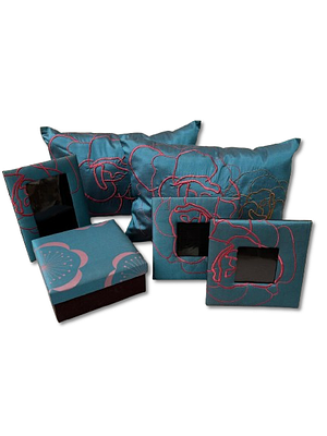 Objetos de Decoração. Conjunto composto por 2 unidades de almofadas decorativas em seda natural