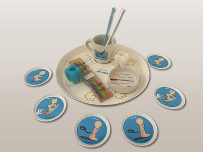 Artigos de Cozinha. Conjunto composto por tabuleiro, uma caneca em cerâmica, 6 unidades de bases
