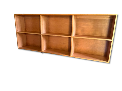 Estante em faia com 3 prateleiras para colocação de livros.