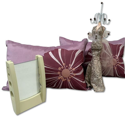 Decorative Items. Set comprising 2 decorative cushions in natural silk with plush filling, a 