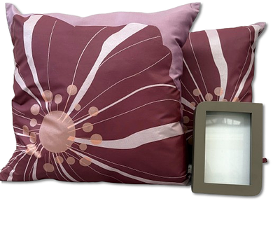 Decorative Items. Set comprising two decorative cushions in natural silk with plush filling, 1 