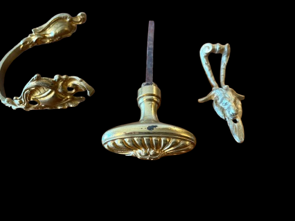 Handles. Bronze handle 
French 
Sec. XIX 
Signs of use