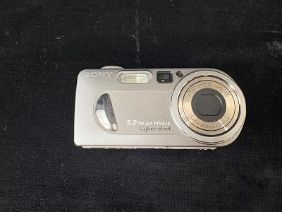 SONY Camera. SONY camera with cables and storage bag. Signs of use. Functioning (unknown). Signs 