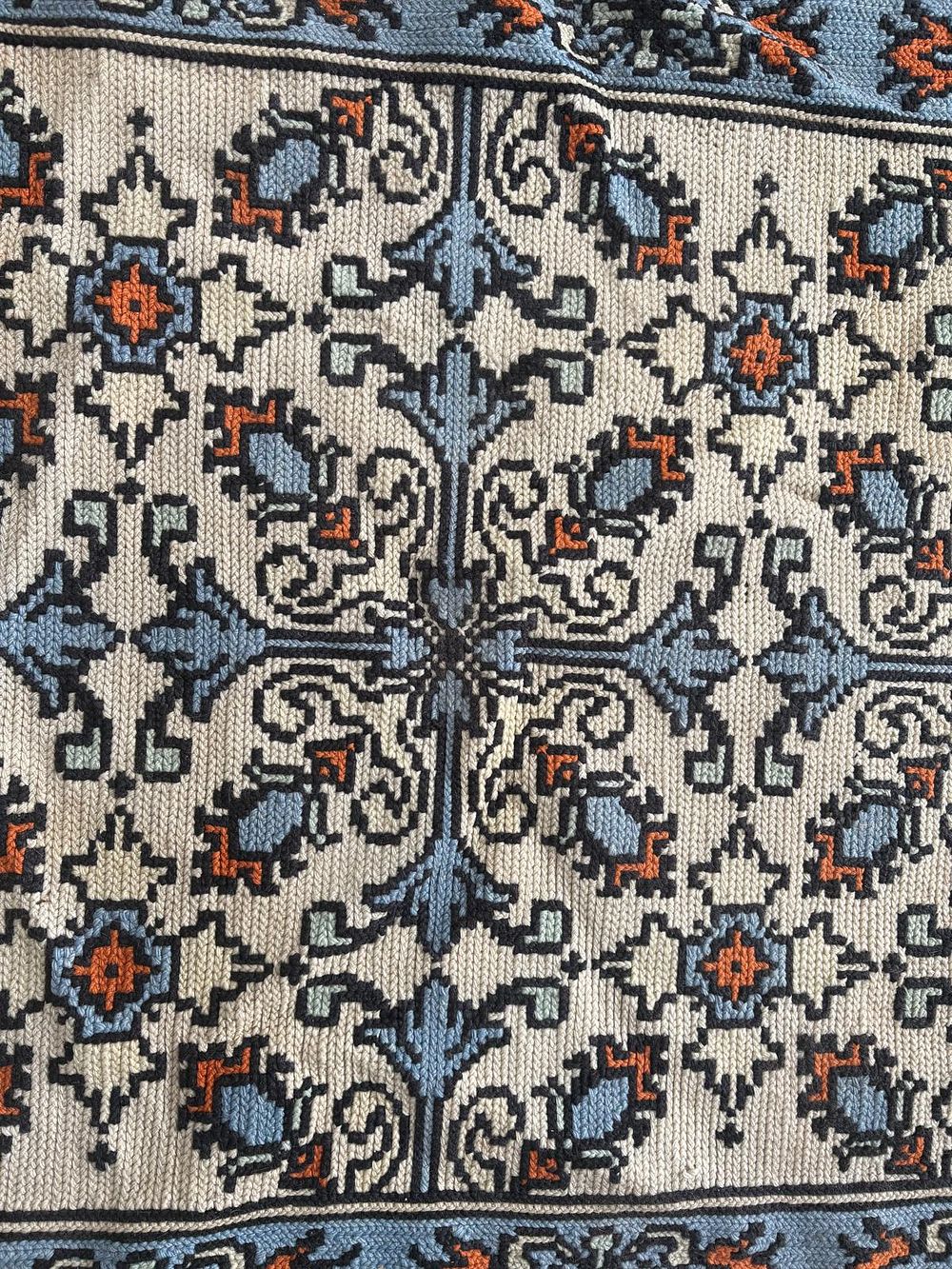 Rug. Arraiolos carpet with floral pattern. Signs of wear.