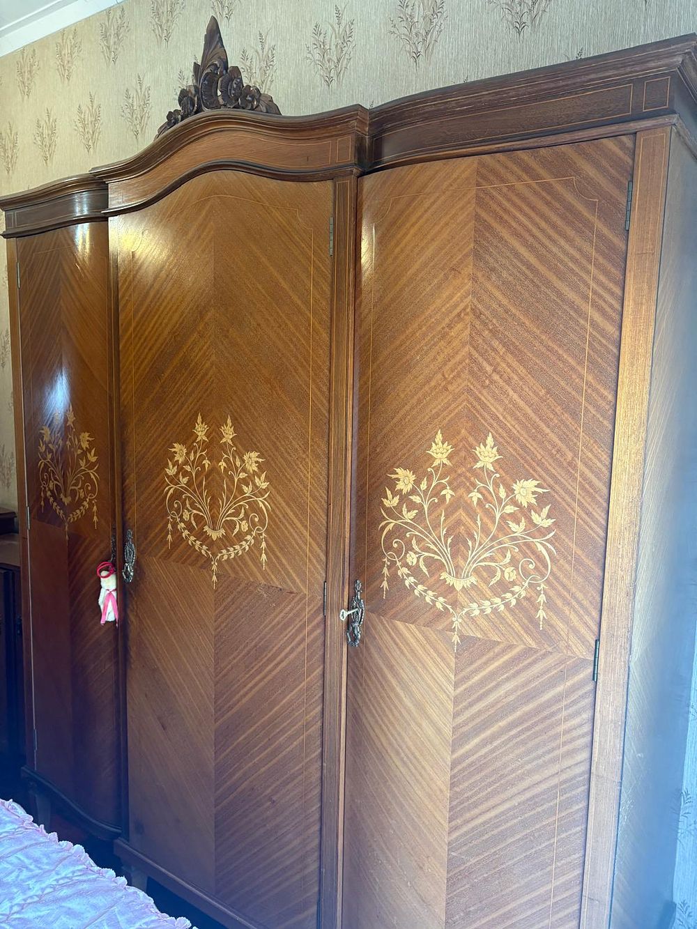 D. Maria Wardrobe. D. Maria wooden wardrobe with 3 doors with a slatted frame, tenon, and model 