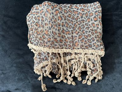 Scarf. Polyester scarf with lace fringe. Signs of use.