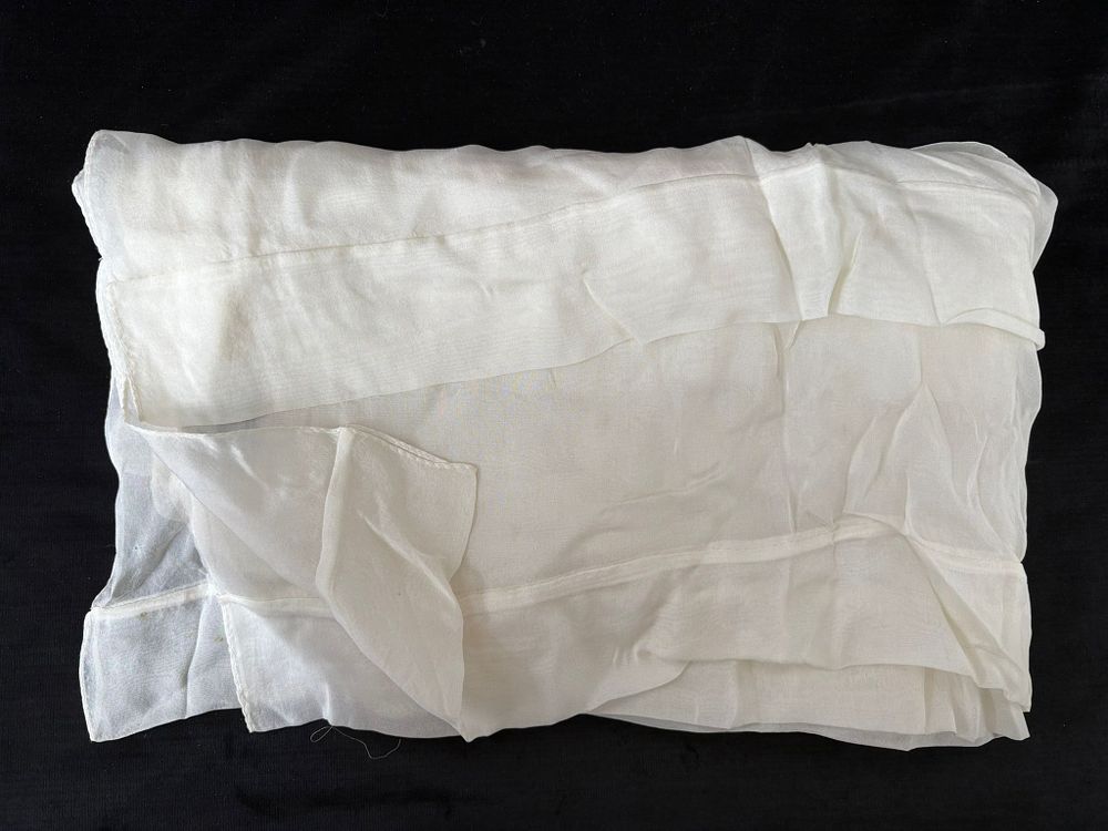 Long Scarf 100% Silk. Long scarf in 100% silk from the POLINI brand: Signs of use.