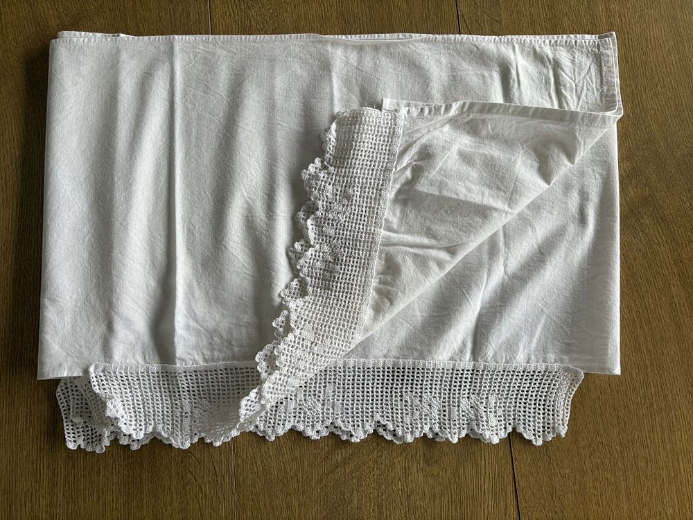 Long Napron in Linen and Lace. Long linen and lace wrap. Signs of wear.