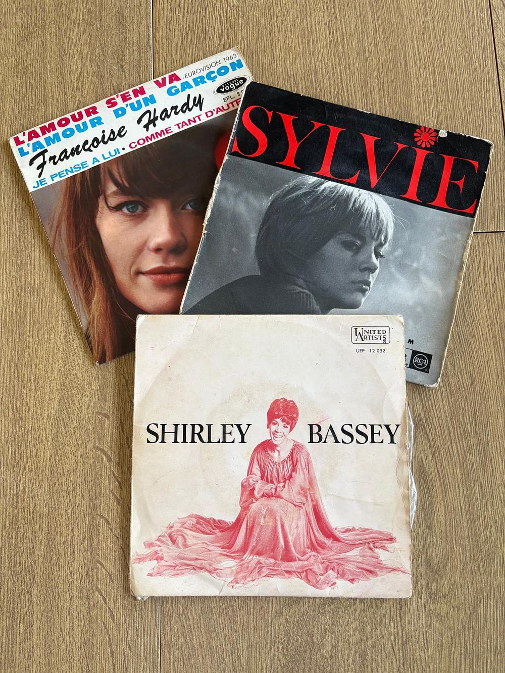 Vynil Record Vintage. Set of 3 vintage vinyl records by famous artists such as Shirley Bassey 