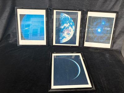 Photographs. Conjunto de 4 fotografias dos planetas com moldura em madeira lacada a preto e 