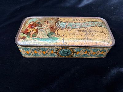 Vintage Box. Vintage Boix. Signs of use.