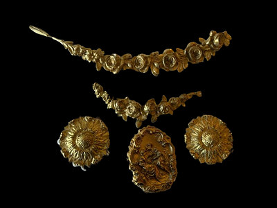 Rosettes. Carved bronze rosettes. 
French 
Sec. XIX 
Signs of Use. 
