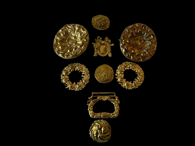 Rosettes. Bronze rosettes. 
French. 
Sec. XIX 
Signs of use. 
Application 