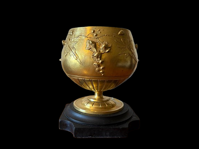 Cup. Goblet with bronze cup details with high relief plant motifs. 
Wooden foot. Sec. XIX French.