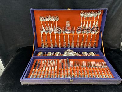 Cutlery in Shell. Made in Italy, this 12-person cutlery set includes: 
- 12 steak knives 
- 12 